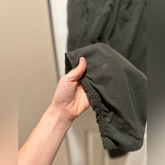 Lululemon Beyond The Studio 7/8 Pant 24” in Dark Olive , size 2 - Picture 7 of 14